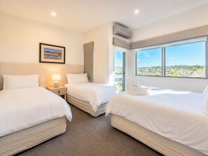 3 bedrooms, iron/ironing board, WiFi, bed sheets - Bella Seven - Walk to Oneroa Village (Waiheke Island)