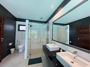 Shower, hair dryer, bidet, towels - Spacious and Peaceful 2 Bedrooms Pool Villa in Rawai (Tambon Rawai)