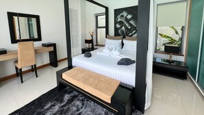Un dormitorio moderno con una cama con dosel, un escritorio con silla y un espejo grande.