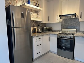 Geladeira, micro-ondas, fogão, cooktop