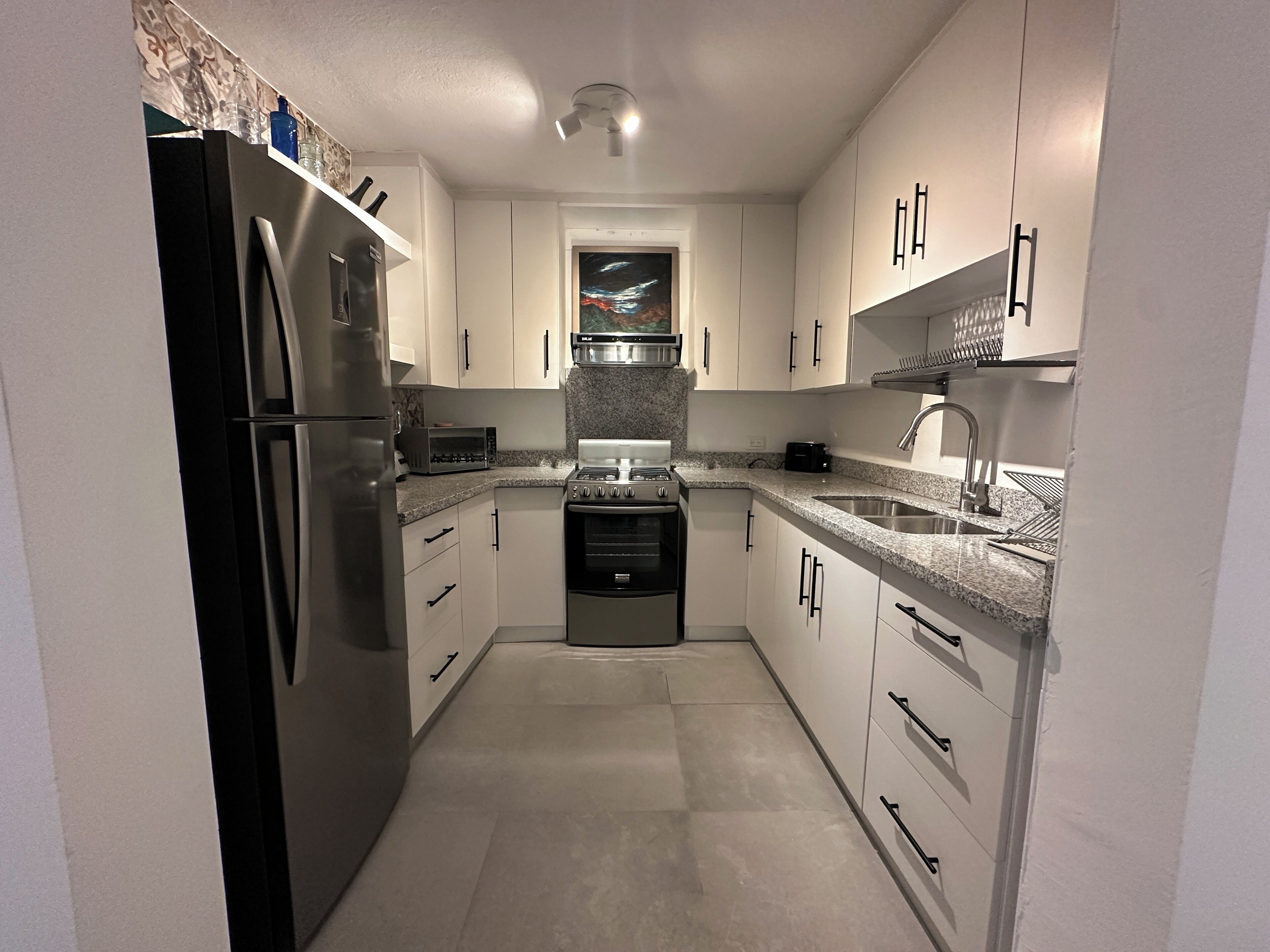 Geladeira, micro-ondas, fogão, cooktop