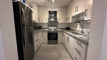 Geladeira, micro-ondas, fogão, cooktop