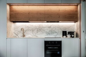 Frigorifero, forno, piano cottura, lavastoviglie