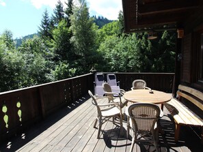 Outdoor dining - Authentic chalet with sauna and a large garden (Gnesau)