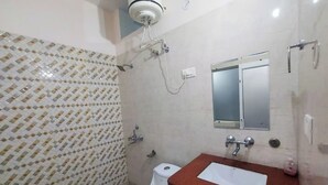 Un bagno con il water, un lavandino e una doccia.