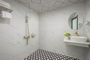 Buồng tắm vòi sen, vòi sen phun mưa, máy sấy tóc, áo choàng tắm 