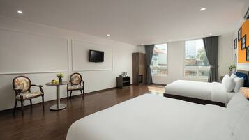 Executive Suite, 1 Bedroom, City View | Premium bedding, pillow-top beds, in-room safe, desk