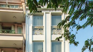 Ein Hotel namens Dream Premium Hotel & Spa mit einer modernen Fassade, großen Fenstern und einem gut sichtbaren Eingang mit der Aufschrift "Your Home In Viet Nam".