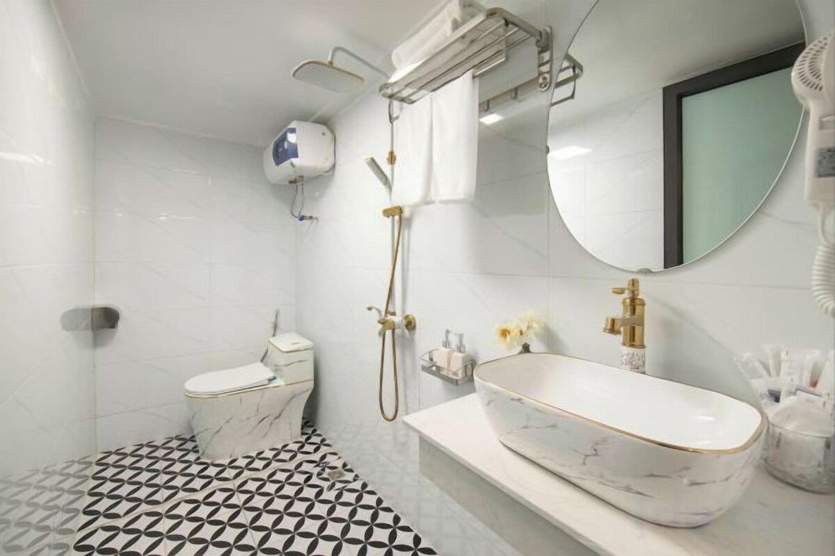 Ein Badezimmer mit Toilette, Waschbecken und Dusche.