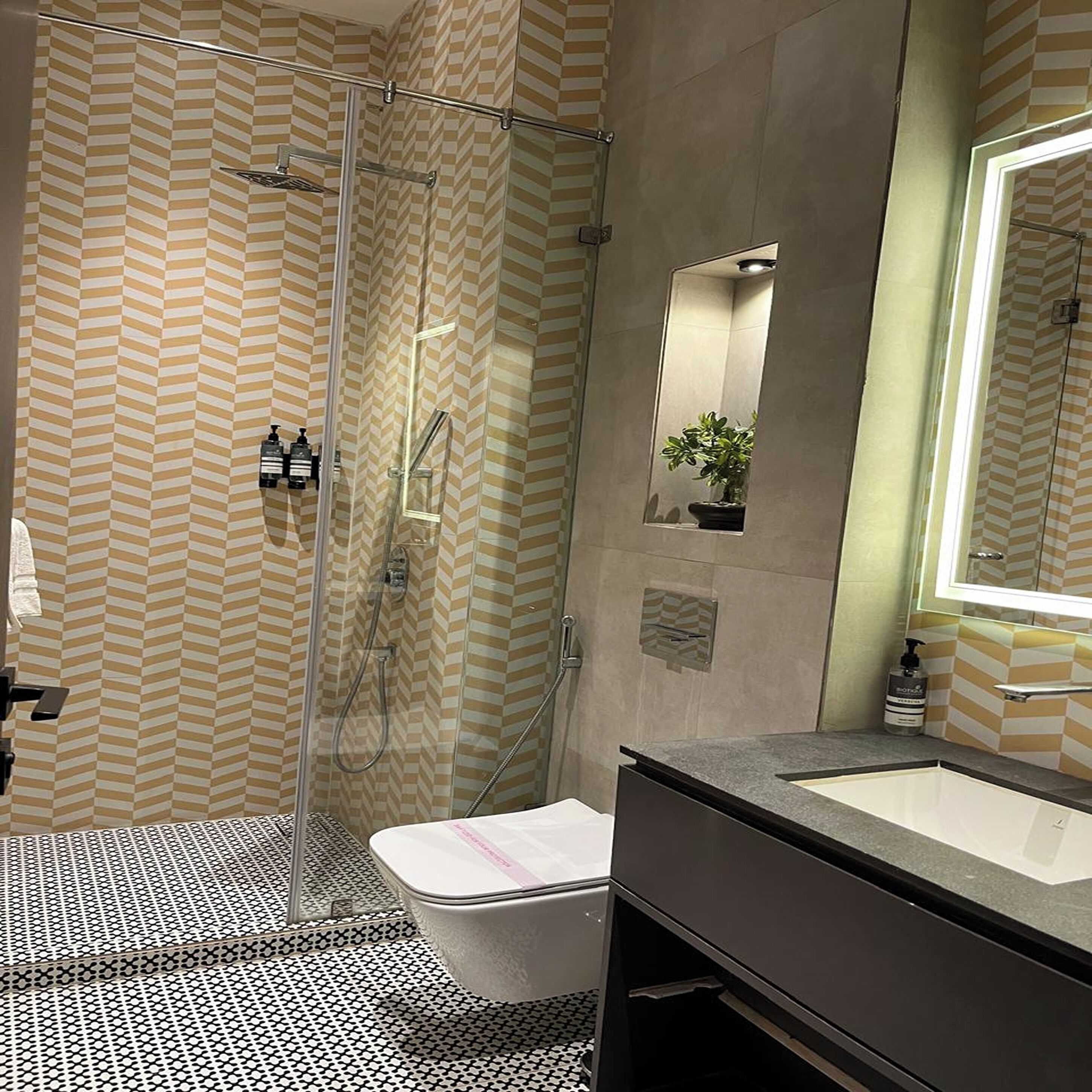 Un baño moderno con ducha, inodoro y lavabo.