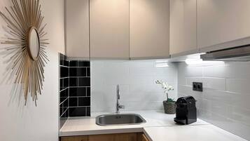 Réfrigérateur, micro-ondes, four, plaque de cuisson