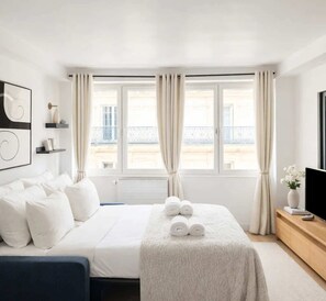 1 slaapkamer, een bureau, een strijkplank/strijkijzer, reisbedje