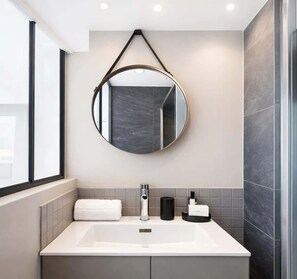 Een douche, een haardroger, handdoeken