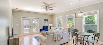 Bright Biloxi Condo: Walk to the Beach!