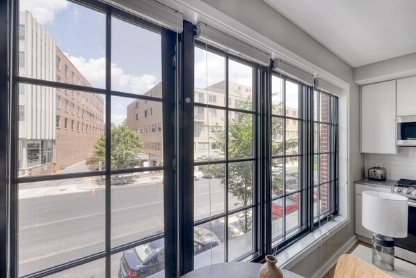 Interior - Hip Glover Park 1BR w/ Rooftop & A/C, nr Bars & Groceries, by Blueground (Washington, D.C.)