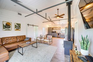 TV, fireplace - Peaceful Vinita Home w/ Fire Pit: 11 Mi to Lake! (Vinita)