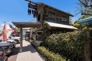 Property grounds - Full duplex with private pool, outdoor area, renovated interior, & 2 kitchens (Bradenton Beach)