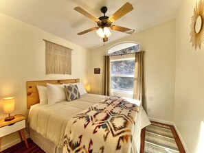 4 habitaciones, tabla de planchar con plancha y cuna de viaje 