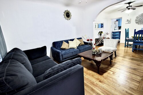 Cozy 2-bedroom house in welcoming El Paso with WiFi, AC entire home 