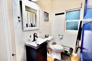 Assecador de cabells, tovalloles, sabó i xampú 