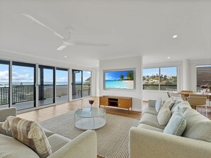 TV - 2-Bed Beach Haven with Garden & Alfresco Dining (Malua Bay)