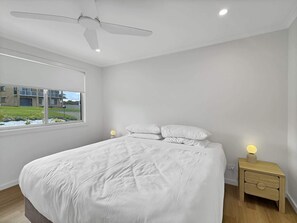 2 bedrooms, iron/ironing board, WiFi, bed sheets - 2-Bed Beach Haven with Garden & Alfresco Dining (Malua Bay)