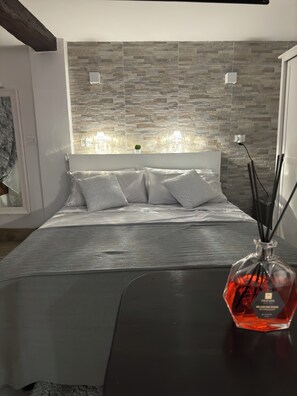 1 bedroom, iron/ironing board, travel cot, WiFi
