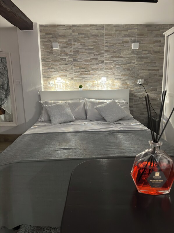 1 bedroom, iron/ironing board, travel cot, WiFi