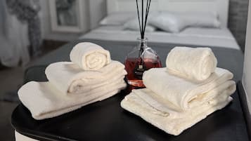 1 habitación, tabla de planchar con plancha, cuna de viaje y wifi