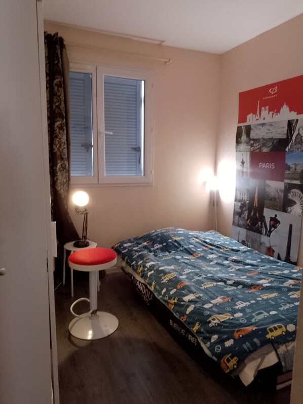 4 bedrooms, iron/ironing board, WiFi, bed sheets - House with garden, parking for Rent.15 Km from Paris. in Crosne (Crosne)