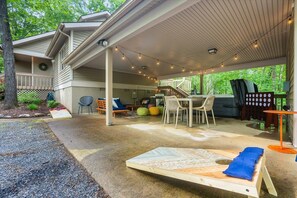 Outdoor dining - Game Room! Hot Tub~ Mins to Slopes~ Fire Pit (McGaheysville)