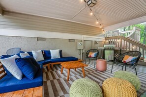 Outdoor dining - Game Room! Hot Tub~ Mins to Slopes~ Fire Pit (McGaheysville)