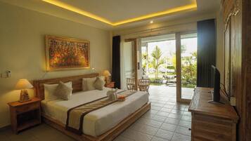 Deluxe Room | Premium bedding, minibar, desk, soundproofing