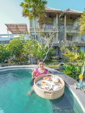 Una piscina al aire libre