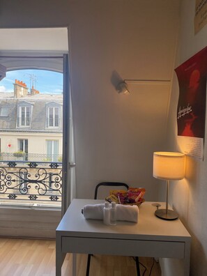 Interior - Cozy Studio for 2 With Rooftop Views in Central Paris (Paris)