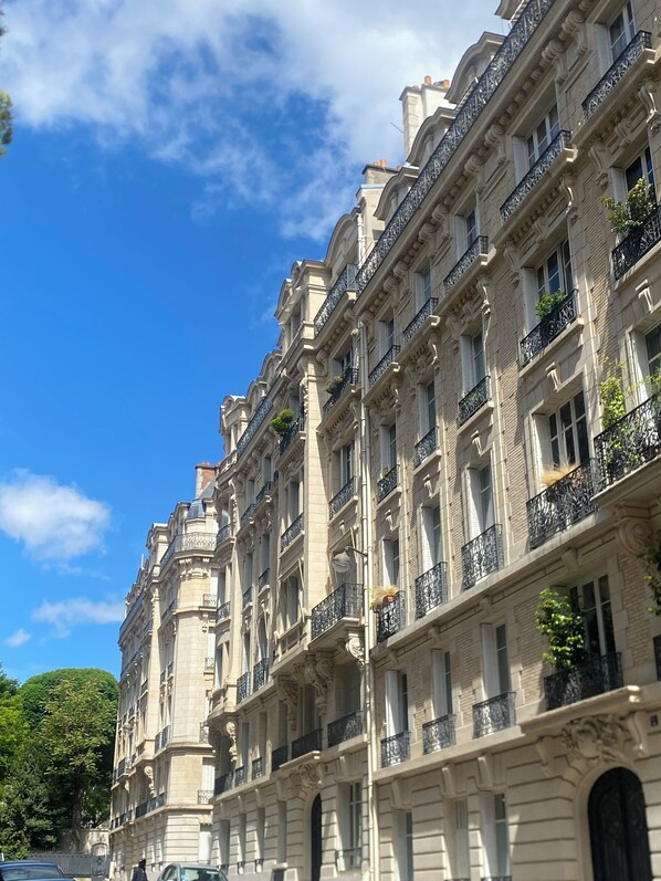 Exterior - Cozy Studio for 2 With Rooftop Views in Central Paris (Paris)