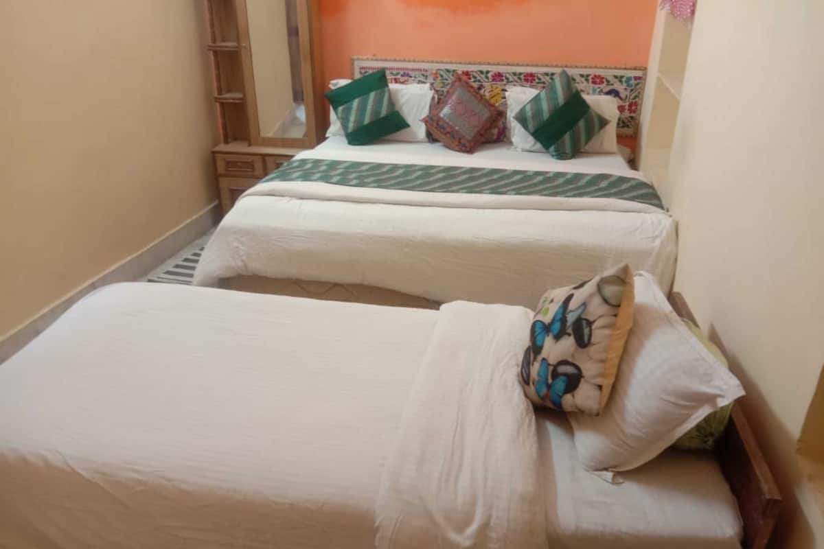 Desk, laptop workspace, iron/ironing board, free WiFi