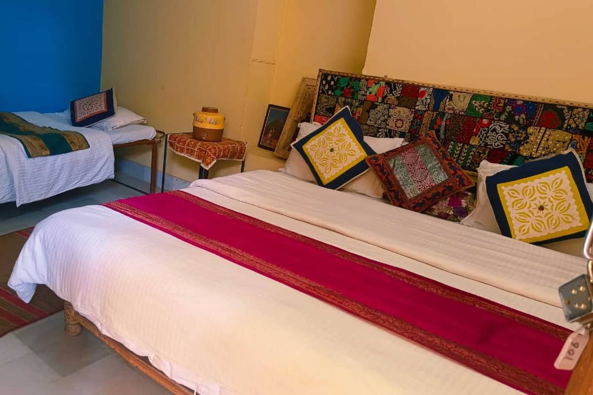 Desk, laptop workspace, iron/ironing board, free WiFi