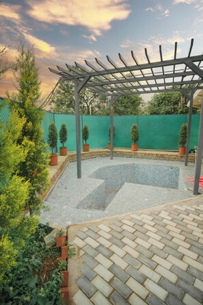 Seasonal outdoor pool - The Pine melody -4BHK Villa  (Kasauli)