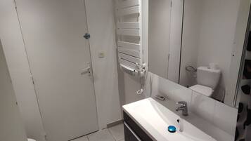 Douche, serviettes fournies