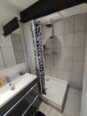 Een douche, handdoeken