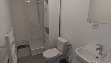 Douche, serviettes fournies