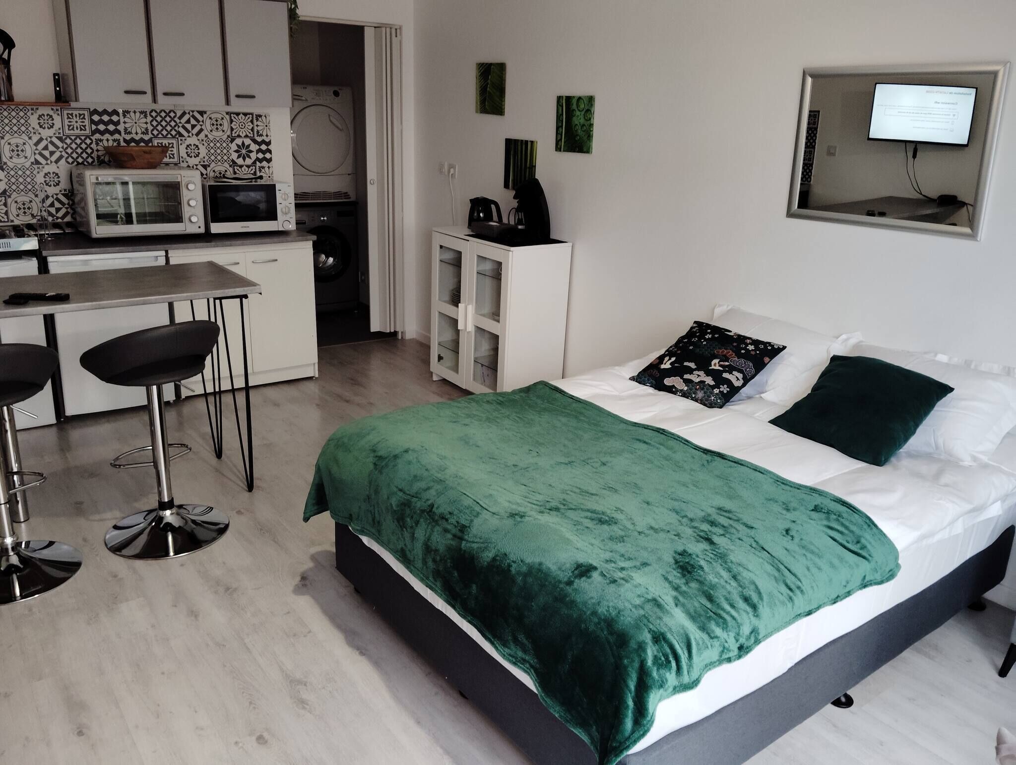 1 bedroom, bed sheets
