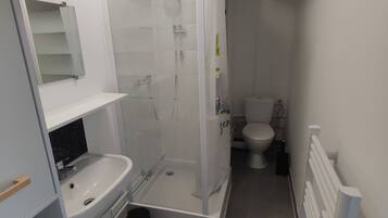 Douche, serviettes fournies