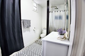 Dusche, Haartrockner, Handtücher, Seife