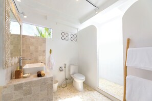 Comfort Villa, Pool View | Bilik Mandi | Pancuran mandi, tuala disediakan, sabun, syampu 