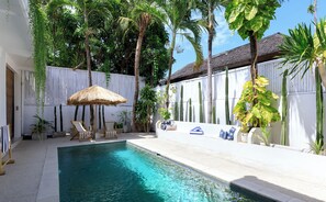 Außenpool, Liegestühle