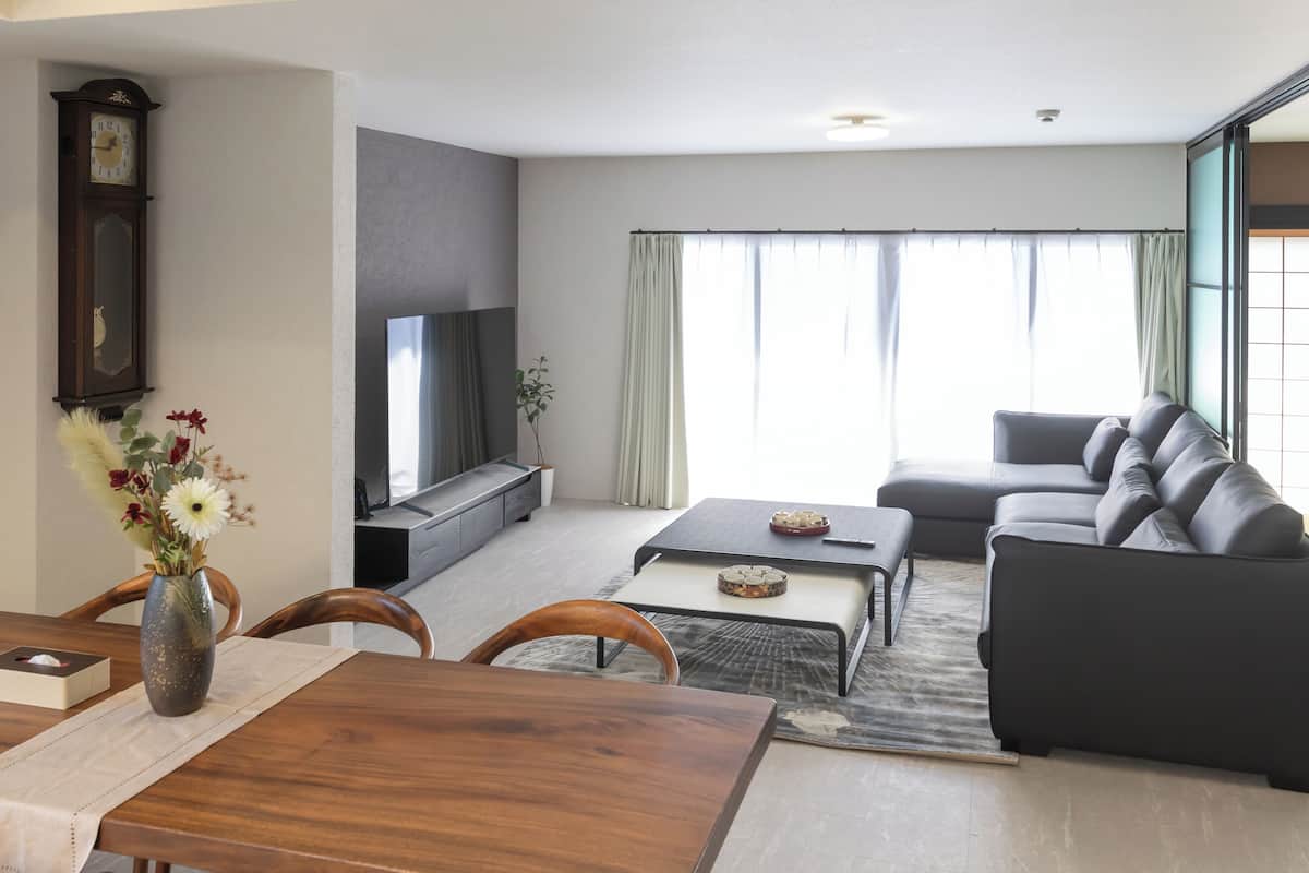 Panoramic Apartment, City View | Living area