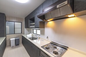 Comfort-lejlighed - byudsigt | Privat køkken | Køleskab, mikrobølgeovn, kogeplade, elkedel