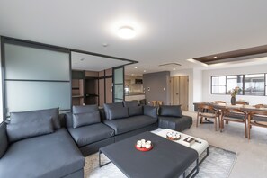 Panoramic Apartment, City View | Living area